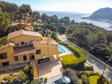 Casa de standing d'estil mediterrani en venda a Tamariu amb molt terreny i jardí amb piscina