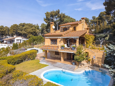 Maison de style méditerranéen à vendre à Tamariu avec beaucoup de terrain et jardin avec piscine