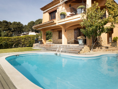 Maison de style méditerranéen à vendre à Tamariu avec beaucoup de terrain et jardin avec piscine