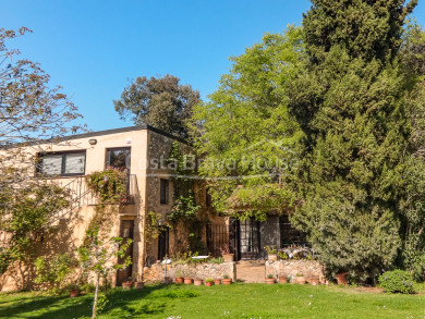 Casa de piedra con más de 1.000 m² de jardín en venta en las afueras de Ventalló, en el Alt Empordà