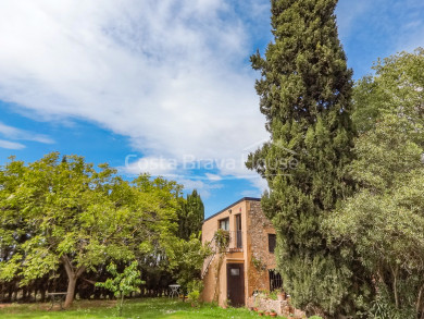 Casa de pedra amb més de 1.000 m² de jardí en venda a les afores de Ventalló, a l'Alt Empordà