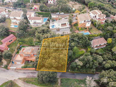 Plot for sale in Begur, to build single-family house with garage and pool