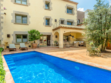 Casa de pueblo íntegramente reformada en venta en Begur con 200 m² de patio y piscina