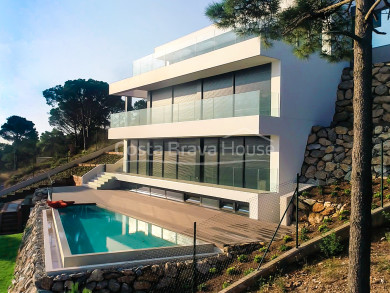 Moderna casa de alto standing de nueva construcción en venta en Begur