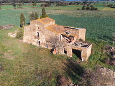 Catalan country house to refurbish for sale in Corçà, with 37.000 m² of land