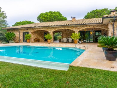 Combinaison parfaite de luxe et de golf à seulement 10 minutes de la plage, dans cette maison exclusive à côté des 3 trous du Pals Golf Club.