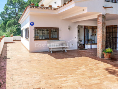 Two separate apartments that can be joined for sale halfway between Sa Tuna beach and Begur town