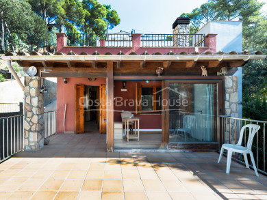 House with garage for sale in Tamariu, less than 5 min walk to the beach