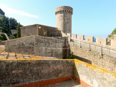 Propiedad única en venta junto a la muralla de Tossa de Mar, en pleno centro histórico medieval