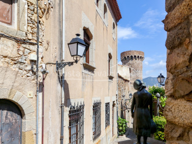 Propiedad única en venta junto a la muralla de Tossa de Mar, en pleno centro histórico medieval