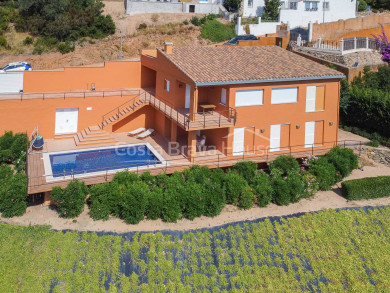 House with sea views and pool for sale 4 minutes from Sa Riera beach and the centre of Begur