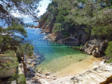 Hotel de 8 habitacions en venda en una bonica cala de la Costa Brava