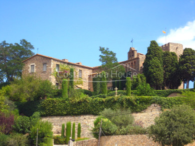 Castell del segle XIII perfectament restaurat en venda a Baix Empordà