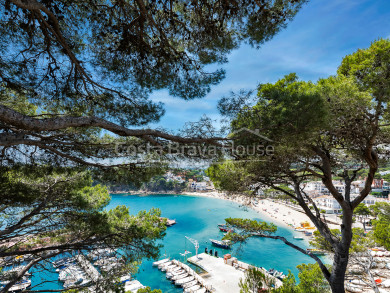 Exclusiva vila de luxe a Llafranc, a poca distància a peu de la platja, amb 3 habitatges i jardí amb piscina