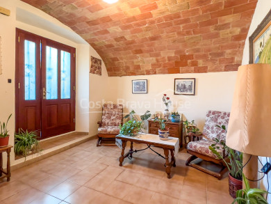 Town house to reform with patio-garden and water well for sale in Llofriu