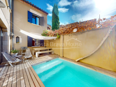 Encantadora casa reformada en el centro de Peralada, con garaje y patio interior con piscina.