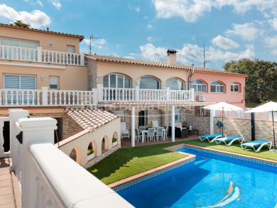 Casa en perfecto estado estado en la urbanización Mas Tomasi de Pals. Con apartamento independiente.