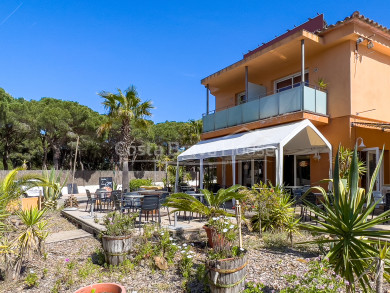 Aparthotel de 6 apartaments a 15 minuts a pie de la platja de Pals, junt al club de golf