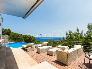 Modern luxury villa with sea views and pool for sale in Tamariu