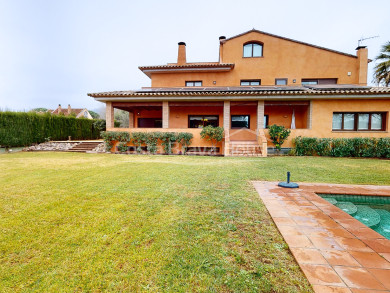 Casa d'alt standing en impecable estat en venda a Mont-ras (Torre Simona), amb jardí i piscina