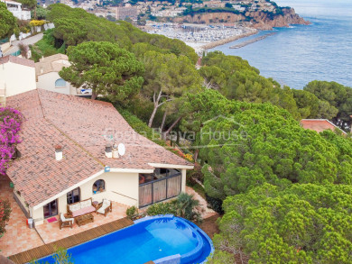 Casa con impresionantes vistas al mar, jardín con piscina desbordante y garaje en Sant Feliu de Guíxols