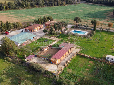 Finca con mucho terreno, dos casas y caballerizas en Vulpellac, a 5 min de La Bisbal y 10 min de Pals