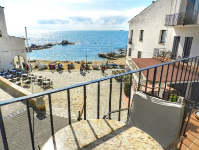 Apartamento en primera línea de mar en venta en Calella de Palafrugell