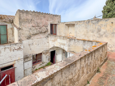 Casa con encanto para reformar en una zona tranquila del centro de Begur, con patio y garaje.