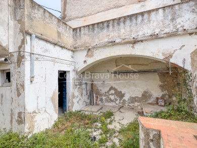 Casa amb encant per reformar a una zona tranquil·la del centre de Begur, amb pati i garatge.