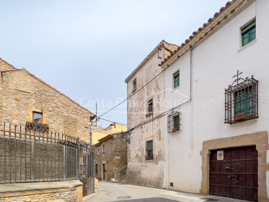 Casa con encanto para reformar en una zona tranquila del centro de Begur, con patio y garaje.