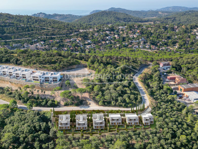 Casa de luxe d´obra nova a Begur, a un passeig del centre ciutat, amb vista mar i jardí amb piscina