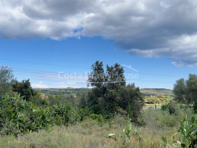 Exclusive land for sale in Mont-ras of 2.187 m² for a luxury house with garden and swimming pool.