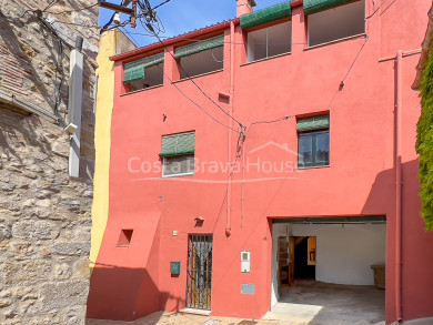 Village house for sale in Ullà: opportunity to combine rural living with urban conveniences