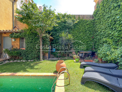 1900's manor house restored for sale in Palafrugell, a 5-minute walk from the city center.