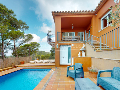 Descobreix l'encant i confort d'aquesta casa amb piscina en venda a Residencial Begur, Costa Brava