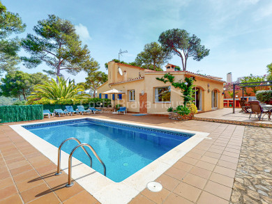 Casa única en venda a Tamariu amb piscina, vistes a la muntanya i la platja a 900 metres