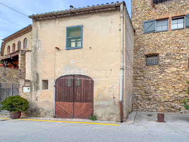 Casa de pueblo con encanto y potencial para reformar en Palau Sator, en el corazón del Baix Empordà