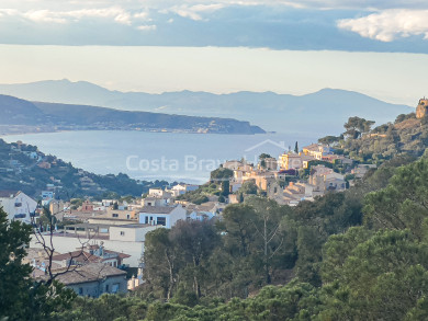 Terreny edificable de 607 m² amb vistes al mar, a zona prestigiosa de Begur, Costa Brava.