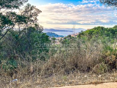 Terrain constructible de 607 m² avec vue mer, dans un prestigieux quartier de Begur, Costa Brava.