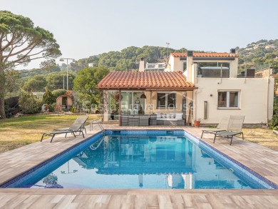 Descubre la elegancia costera en esta villa de lujo con vistas al mar y piscina en Tamariu, Costa Brava