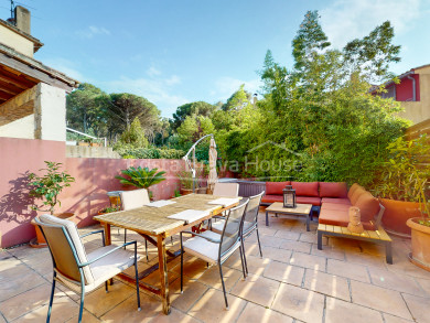 Maison mitoyenne en parfait état, à 10 min à pied de la place de l'église de Begur, avec jardin et possibilité de piscine