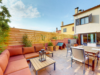 Maison mitoyenne en parfait état, à 10 min à pied de la place de l'église de Begur, avec jardin et possibilité de piscine