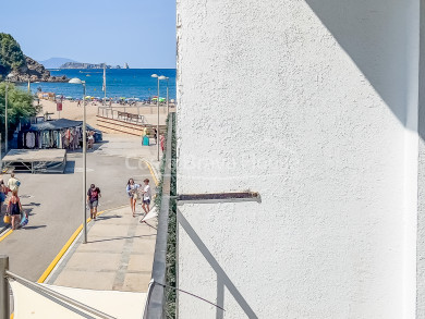 Una oportunitat única a Sa Riera: apartament renovat gairebé per estrenar a només uns metres de la platja i el mar