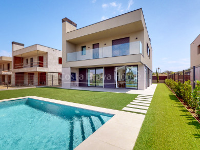 Casa de lujo de nueva construcción, con jardín y piscina en Pals, a unos minutos a pie del centro del pueblo