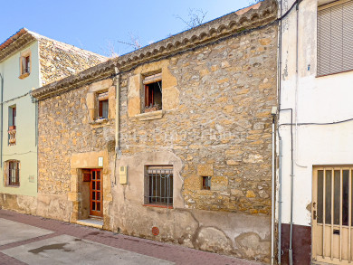 Propiedad en venta en La Bisbal d’Empordà: Casa de pueblo con amplio potencial de reforma