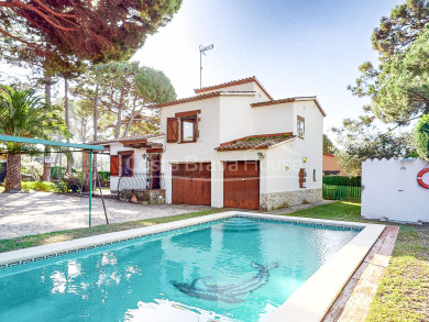 Maison de style rustique méditerranéen à 5 minutes de Begur et ses plages, avec jardin et piscine