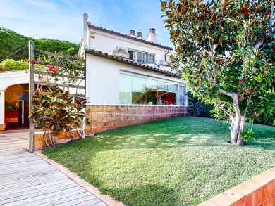 Casa adosada esquinera con jardín y amplias terrazas en inmejorable ubicación en la playa de La Fosca, Palamós