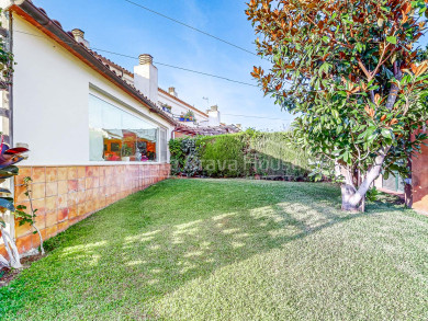 Corner terraced house with garden and spacious terraces in unbeatable location on La Fosca beach, Palamós