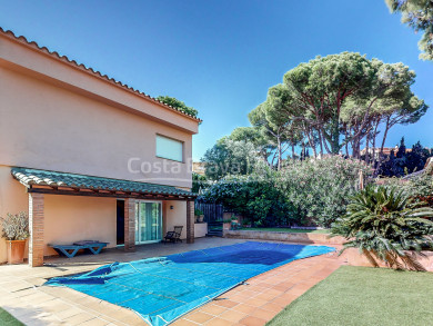 Una casa ideal en Mont ras: Espaciosa, con piscina y muy cerca de las playas de la Costa Brava