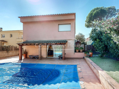 An ideal house in Mont ras: Spacious, with a pool and very close to the beaches of the Costa Brava